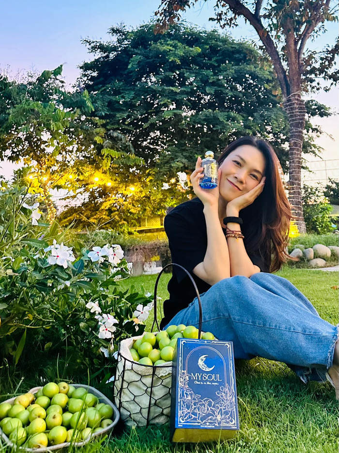 Chính sự đơn giản, thoải mái nhưng luôn được phối hợp tinh tế này đã giúp Mỹ Tâm giữ vững vẻ ngoài rạng rỡ, tràn đầy năng lượng ở mọi hoàn cảnh. Ảnh: FBNV