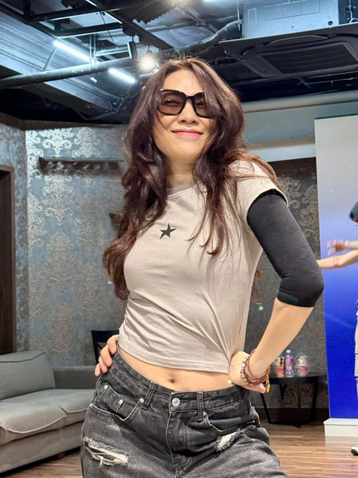 Bí quyết lớn nhất giúp phong cách của Mỹ Tâm luôn tươi mới và 'hack tuổi' chính là việc cô không ngại áp dụng các xu hướng hiện đại như crop top để tôn lên vóc dáng khỏe khoắn, săn chắc. Cô thường khéo léo phối áo crop top cùng quần jogger hoặc quần nỉ ống rộng, hay thậm chí là kết hợp với quần shorts jeans. Ảnh: FBNV