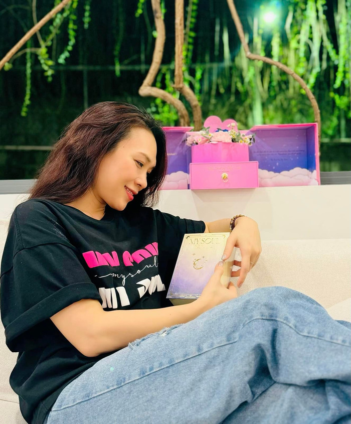 Cô đã tạo nên một dấu ấn cá nhân không thể nhầm lẫn, kết hợp hài hòa giữa tính ứng dụng, sự tự tin và khả năng nắm bắt các xu hướng trẻ trung một cách khéo léo. Ảnh: FBNV