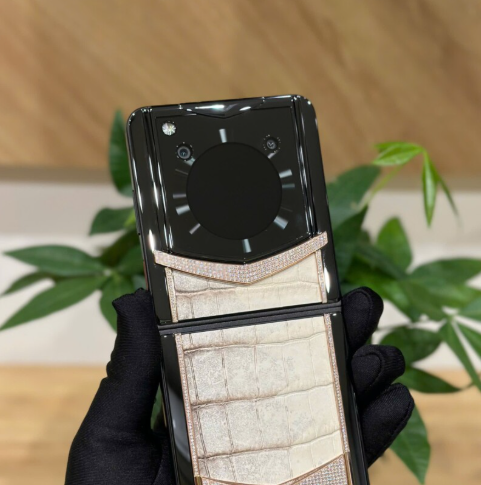 Mặt sau chiếc điện thoại trị giá hơn 120 triệu của nghệ sĩ Việt Hương. (Ảnh: Vertu Việt Nam)