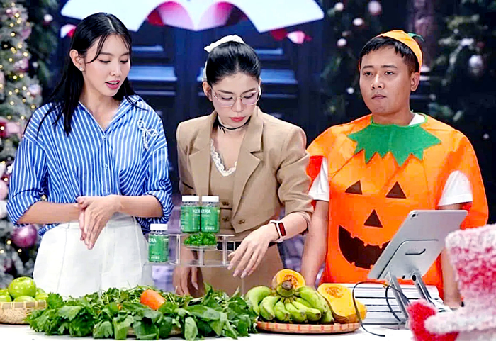 Hoa hậu Thùy Tiên, Quang Linh Vlogs và Hằng Du Mục trong một phiên livestream bán kẹo Kera.