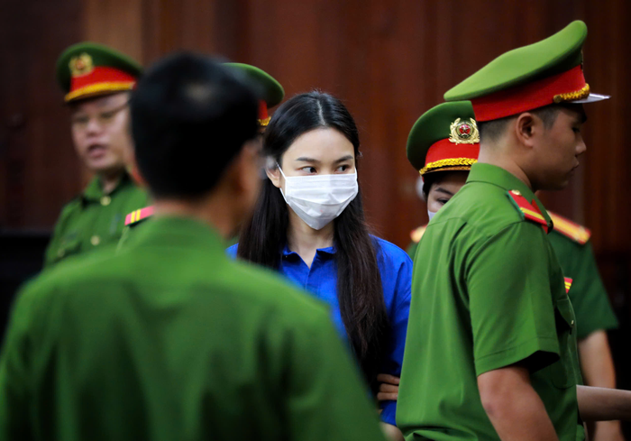 Thuỳ Tiên bên trong phiên toà. (Ảnh: Ngọc Dương/Thanh Niên)