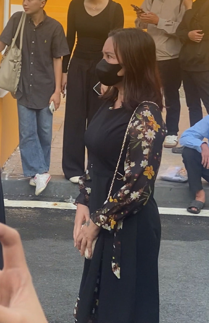 Mẹ Hoa hậu Thuỳ Tiên đến phiên toà xét xử con gái.