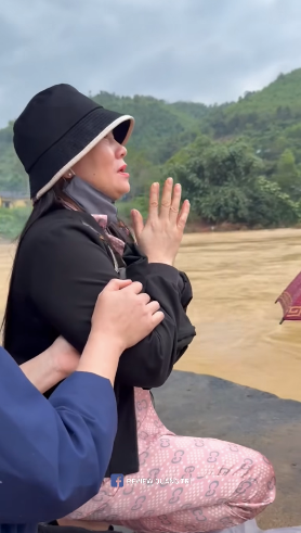 Chị Phương cầu nguyện phép màu sẽ đến với chồng mình.