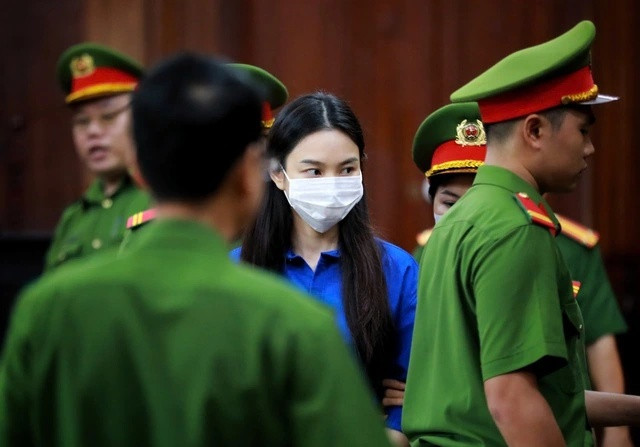 Hình ảnh Hoa hậu Thuỳ Tiên bên trong phòng xét xử. Nguồn ảnh: Báo Thanh Niên