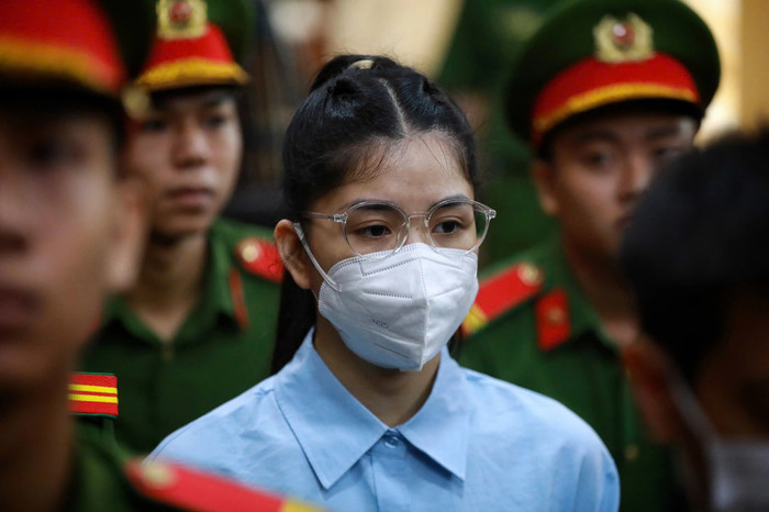 Hình ảnh Tiktoker Hằng Du Mục bên trong phòng xét xử.  Nguồn ảnh: báo Thanh Niên