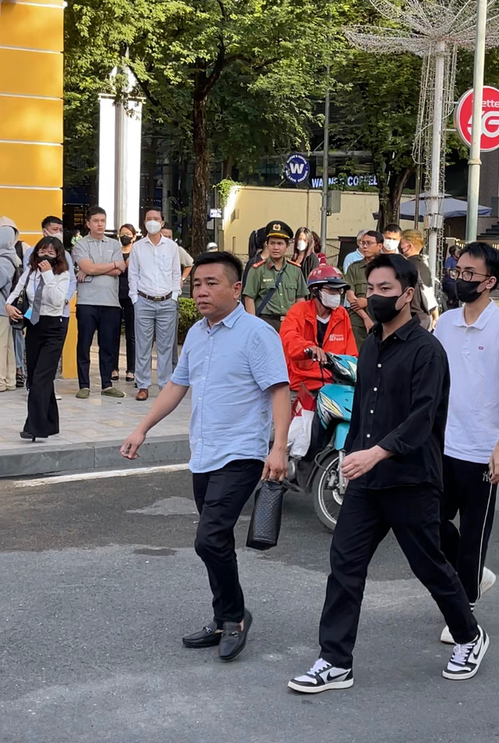 YouTuber Tiến Nguyễn lử cổng toà án sáng nay. 