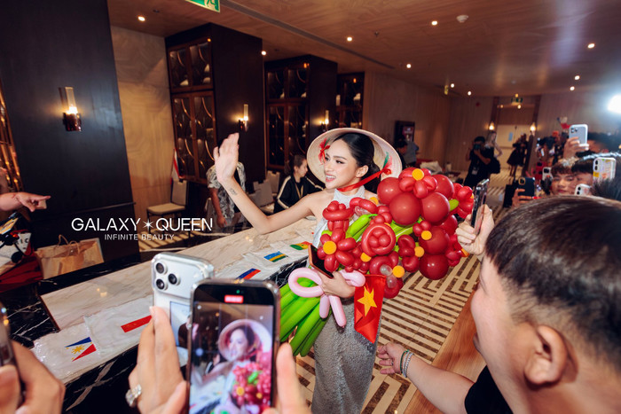 Hương Giang được bạn bè, người hâm mộ cổ vũ nồng nhiệt. Ảnh: Galaxy Queen