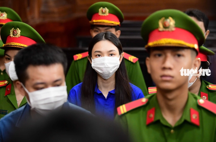 Hoa hậu Thuỳ Tiên cùng những người liên quan được đưa ra xét xử sau 6 tháng bị bắt về tội Lừa dối khách hàng (Ảnh: Tuổi Trẻ Online).