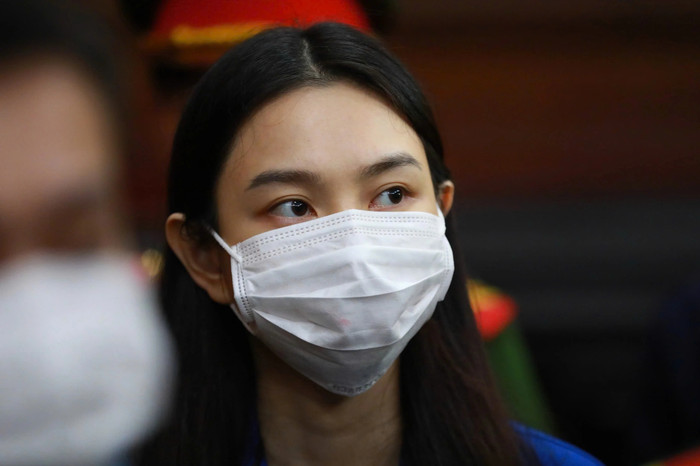 Hoa hậu Thuỳ Tiên tại phiên toà hôm nay. Nguồn ảnh: báo Thanh Niên