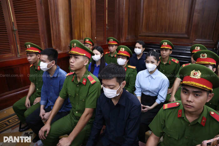 Các bị cáo tại phiên toà hôm nay. Nguồn ảnh: báo Dân Trí