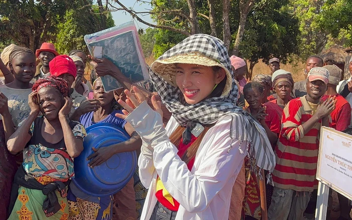 Nguyễn Thúc Thùy Tiên hiếm khi đeo trang sức lộng lẫy, chỉ giữ lại đồng hồ nhỏ hoặc vòng tay mảnh, và thỉnh thoảng quàng khăn voan mỏng nhẹ hoặc khăn lụa nhỏ quanh cổ để tránh nắng gắt mà vẫn giữ được vẻ thanh lịch.