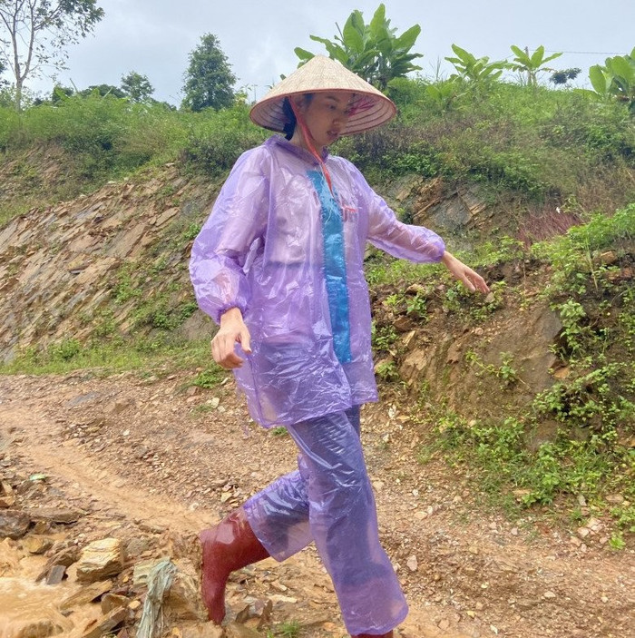 Khi tham gia các hoạt động từ thiện, Nguyễn Thúc Thùy Tiên luôn chọn hình ảnh gần gũi nhất có thể, hoàn toàn khác biệt so với vẻ lộng lẫy trên sân khấu hoa hậu. Phong cách của cô tập trung vào sự thoải mái, tiện lợi và tôn trọng hoàn cảnh của người nhận hỗ trợ.