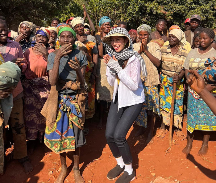 Giày dép là điểm nhấn thực tế trong gu thời trang từ thiện của Nguyễn Thúc Thùy Tiên: cô hầu như luôn chọn sneaker trắng hoặc giày thể thao đế bằng màu trung tính, ưu tiên các mẫu nhẹ, chống trơn và dễ lau chùi. Đôi khi là giày lười bằng vải, không có dây buộc, giúp cô thoải mái cúi xuống trao quà, ngồi bệt trò chuyện cùng trẻ em hoặc di chuyển trên đường đất.