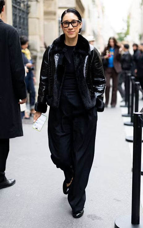 Áo khoác lông thú giả là món đồ không thể thiếu trong tiết trời se lạnh, nhưng nó cũng có thể tạo thêm điểm nhấn cá tính. Ngay cả khi bạn chọn phong cách đen đơn sắc, nó vẫn sẽ là điểm nhấn thời trang. Hãy giữ mọi thứ đơn giản với quần tây đen, túi xách họa tiết da cá sấu và giày bệt. Ảnh: harpersbazaar