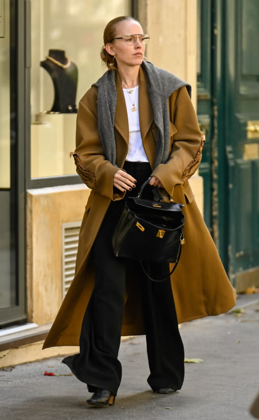 Tủ đồ mùa đông được xây dựng dựa trên những món đồ đa năng. Áo khoác len quấn, áo phông trắng, áo len cổ chữ V và quần tây có thể được phối theo nhiều phong cách khác nhau trong suốt mùa. Thêm một chiếc túi xách công sở thời trang và bốt da dễ đi bộ để hoàn thiện vẻ ngoài. Ảnh: harpersbazaar