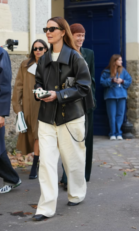 Hãy thử phong cách mùa đông trắng muốt với áo len và quần tây phối hợp. Kết hợp với áo khoác da đen để tạo sự tương phản và hoàn thiện vẻ ngoài với bốt da cổ cao và túi đeo chéo yêu thích của bạn. Đây là một bộ trang phục mà bạn sẽ mặc đi mặc lại rất nhiều lần. Ảnh: harpersbazaar