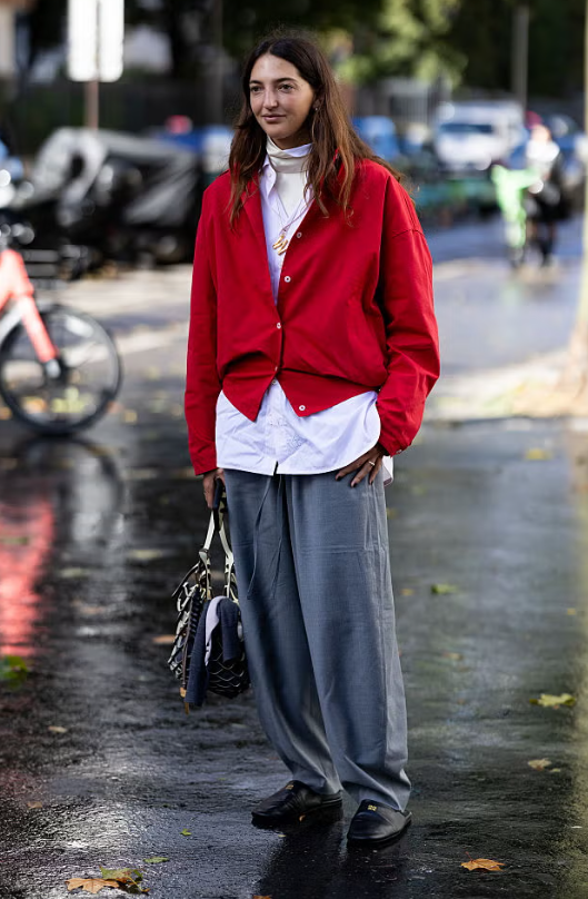 Nếu bạn chủ yếu mặc đồ trung tính, mùa đông là thời điểm tuyệt vời để thử nghiệm một chút màu sắc. Hãy khoác một chiếc áo cardigan đỏ rực rỡ bên ngoài áo sơ mi cài cúc và áo cổ lọ mỏng để có một phong cách thời trang đường phố mùa đông đúng chất. Giày mules là một lựa chọn dễ dàng, nhưng hãy cân nhắc thay chúng bằng bốt nếu thời tiết xấu. Ảnh: harpersbazaar