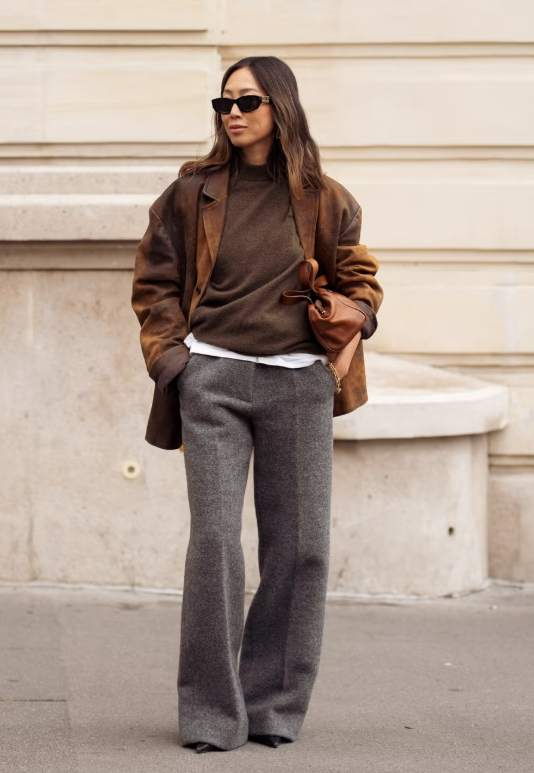 Nâu tiếp tục thống trị các xu hướng màu sắc hàng đầu của mùa này, xuất hiện trên mọi thứ, từ áo khoác đến túi xách. Bí quyết để phối hợp các tông màu khác nhau là sử dụng họa tiết, chẳng hạn như áo khoác da sờn kết hợp với áo len dệt kim đơn giản. Hãy kết hợp quần vải tweed màu xám để tạo điểm nhấn tương phản ở phần dưới và tránh cảm giác đơn điệu. Ảnh: harpersbazaar