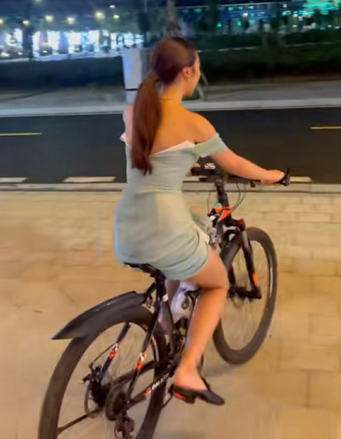 Hình ảnh Đỗ Mỹ Linh và chiếc xe đạp. Ảnh chụp màn hình