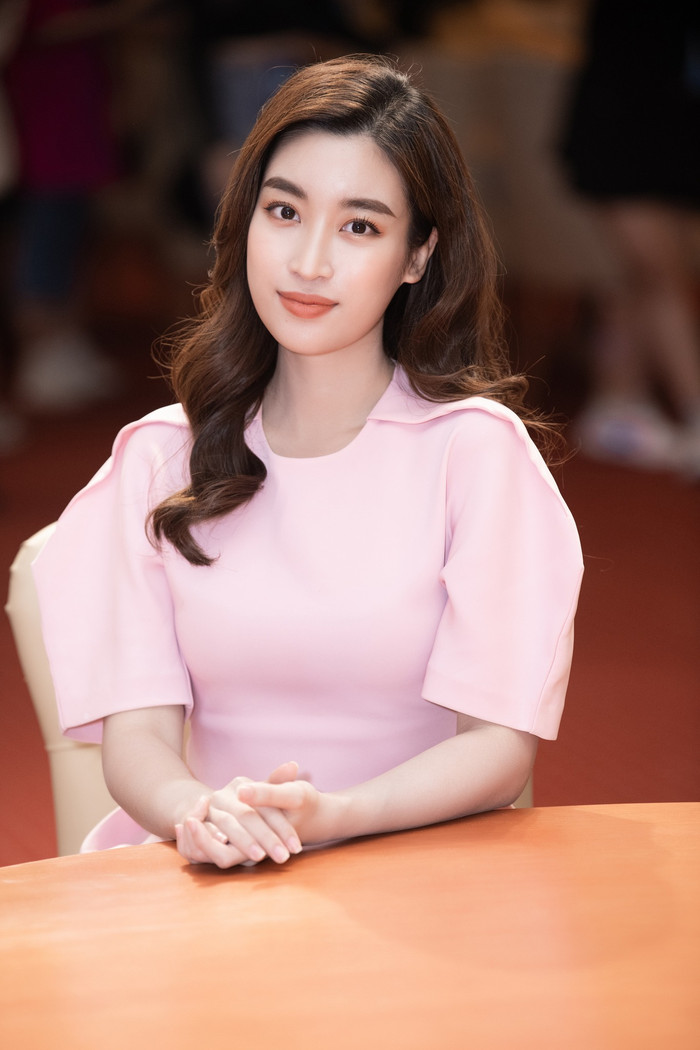 Đỗ Mỹ Linh hướng đến hình ảnh năng động với chiếc xe đạp 4 triệu. Ảnh: FBNV