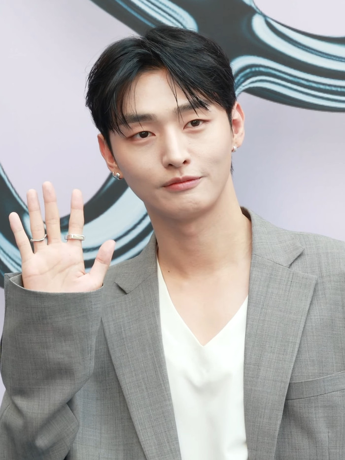 Nam ca sĩ Yoon Jisung là cựu trưởng nhóm của Wanna One.