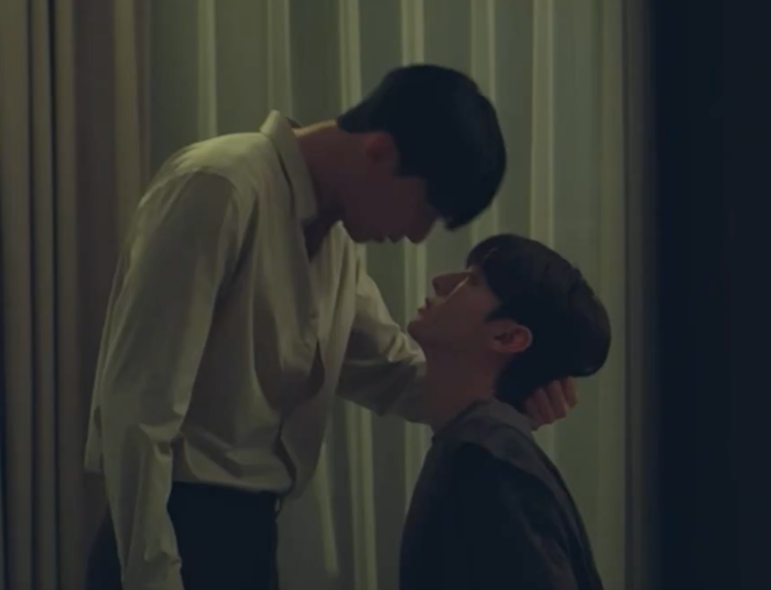 Nam ca sĩ Yoon Jisung thử sức với diễn xuất, gây tranh cãi bởi loạt cảnh nhạy cảm trong phim mới.