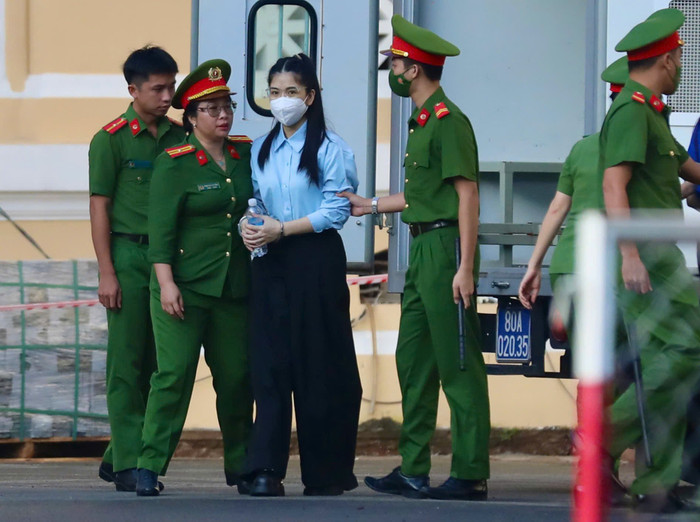 Hằng Du Mục xuất hiện tại toà. Ảnh: Dân Việt