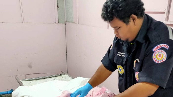 Người mẹ làm ca đêm kiểm tra camera, gục ngã khi thấy con trai 5 tháng tuổi rớt xuống giường qua đời Ảnh 1