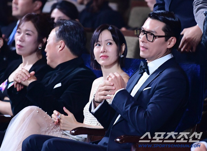 Son Ye Jin ngồi cạnh Hyun Bin. Ảnh: Sportschosun