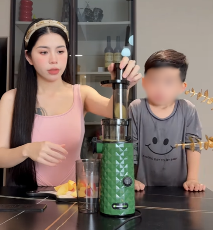 Hằng Du Mục tin dùng máy ép chậm để duy trì thói quen uống nước ép. Ảnh chụp màn hình 