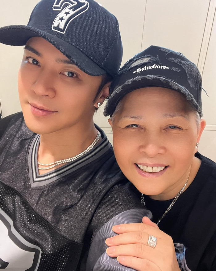 Nhiều năm qua, nam diễn viên hết lòng chăm sóc mẹ. (Ảnh IGNV)