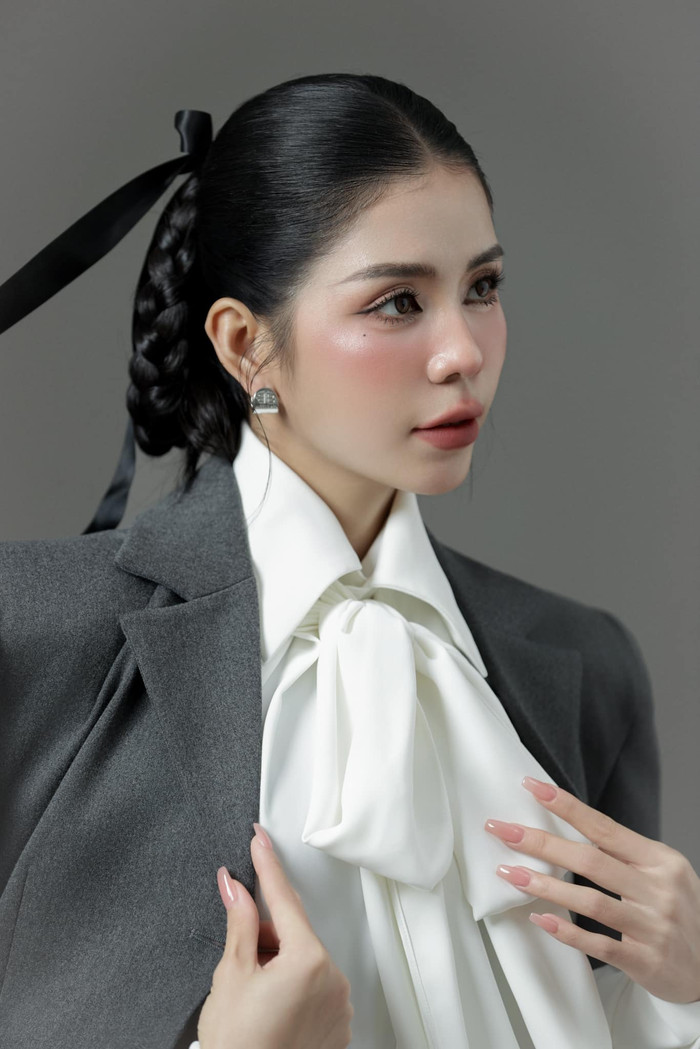 Hằng Du Mục chi mạnh tay cho chiếc điện thoại để phục vụ công việc. Ảnh: FBNV