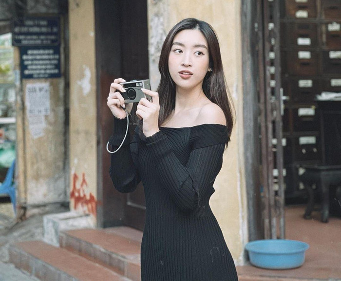 Đỗ Mỹ Linh và chiếc máy ảnh 30 triệu. Ảnh: FBNV