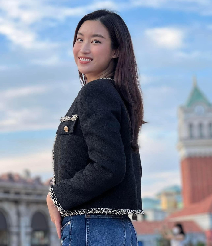 Đỗ Mỹ Linh sử dụng chiếc máy ảnh trị giá 30 triệu. Ảnh: FBNV