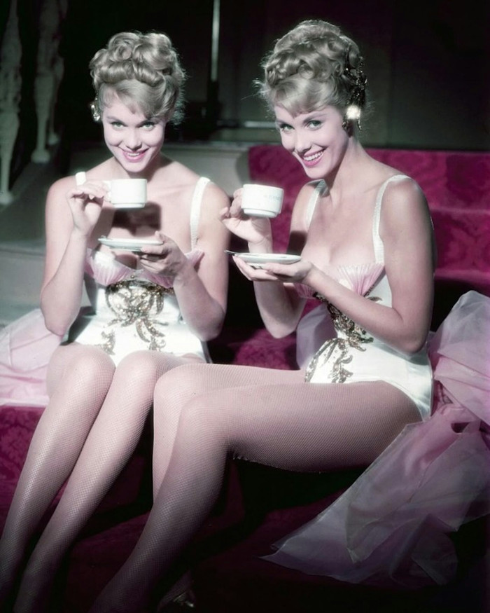 Cặp chị em song sinh nổi tiếng showbiz chọn qua đời cùng ngày, hàng triệu khán giả xúc động Ảnh 5