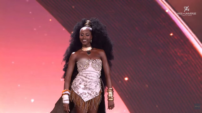 Người đẹp đến từ Zambia gặp sự cố trang phục trong phần thi National Costume ở Miss Universe. 
