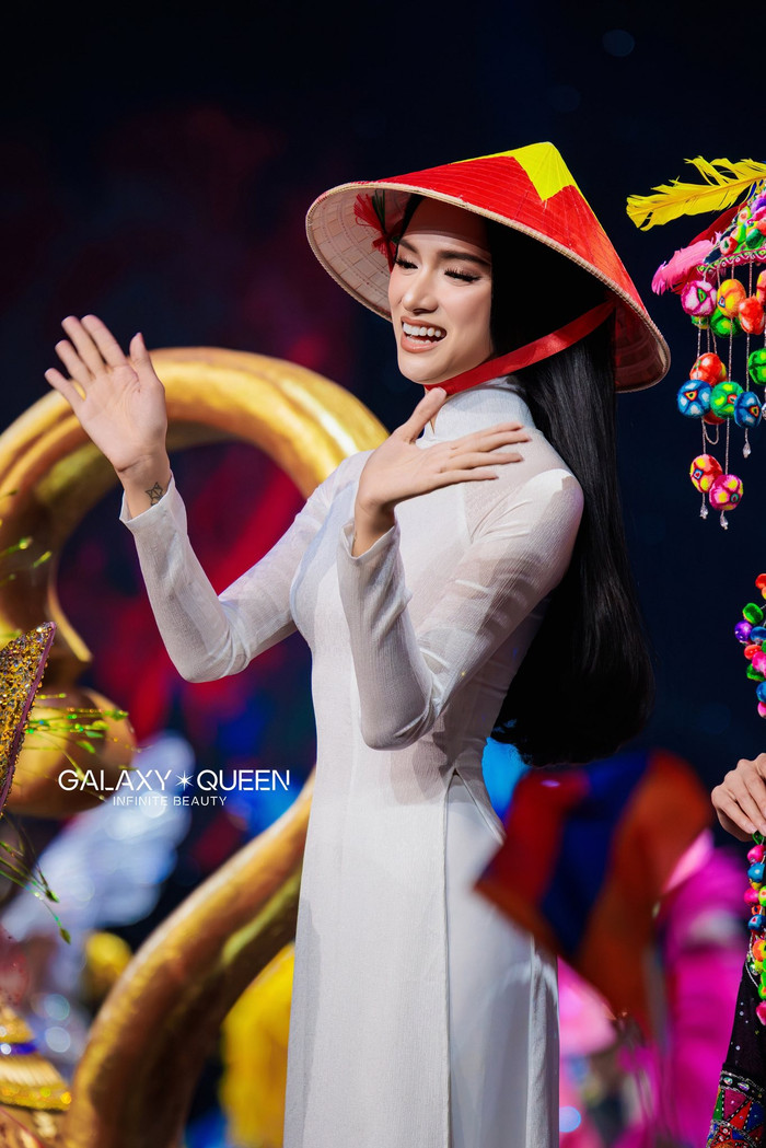 Hương Giang diện áo dài trắng ở phần thi National Costume. (Ảnh Galaxy Queen)