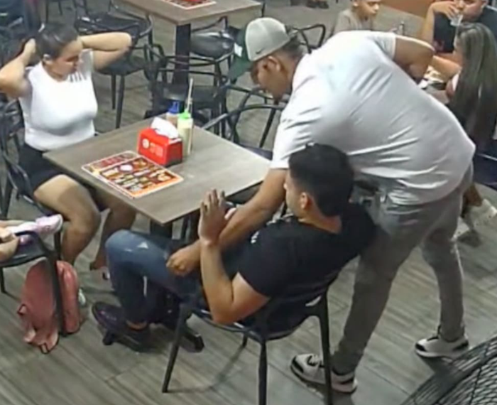 Video: Nam ca sĩ bị tên cướp uy hiếp, lấy sạch tài sản giữa đám đông Ảnh 1