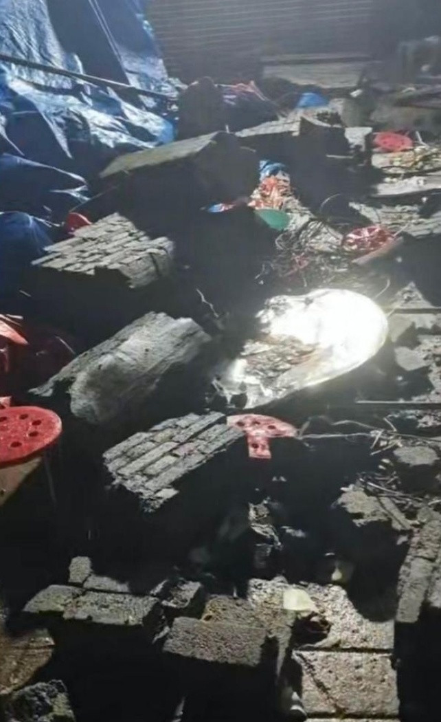 Tường nhà sập giữa đám tang khiến 6 người thiệt mạng, hiện trường gây ám ảnh Ảnh 3