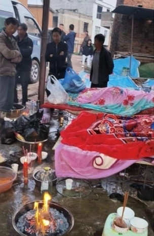 Tường nhà sập giữa đám tang khiến 6 người thiệt mạng, hiện trường gây ám ảnh Ảnh 2