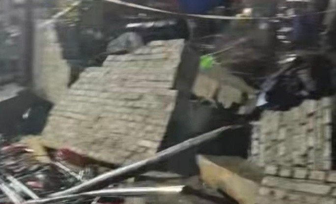 Tường nhà sập giữa đám tang khiến 6 người thiệt mạng, hiện trường gây ám ảnh Ảnh 4