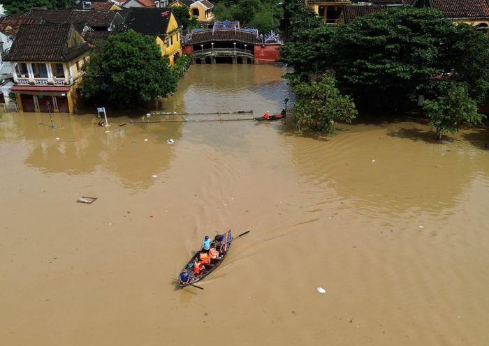 Mưa lớn gây ngập lụt. (Nguồn: VnExpress)