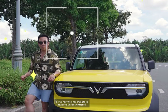 Trấn Thành cùng chiếc xe VF3. (Ảnh chụp màn hình)