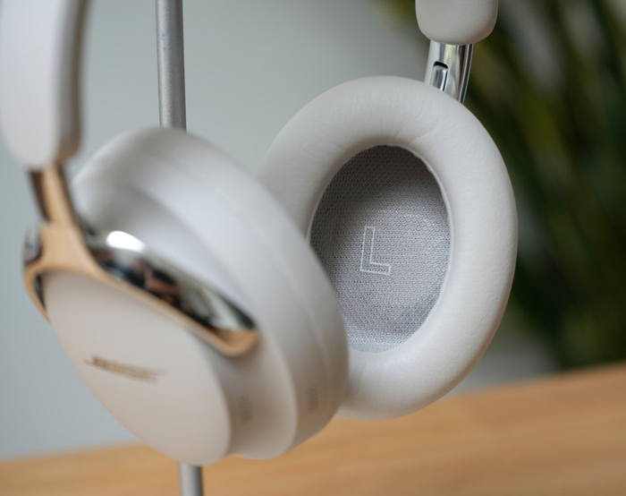 Tay cầm tai nghe vừa vặn với đầu bạn trong khi chụp tai khá sâu và đệm tai cực kỳ êm ái, tạo cảm giác thoải mái. (Nguồn: The Guardian)