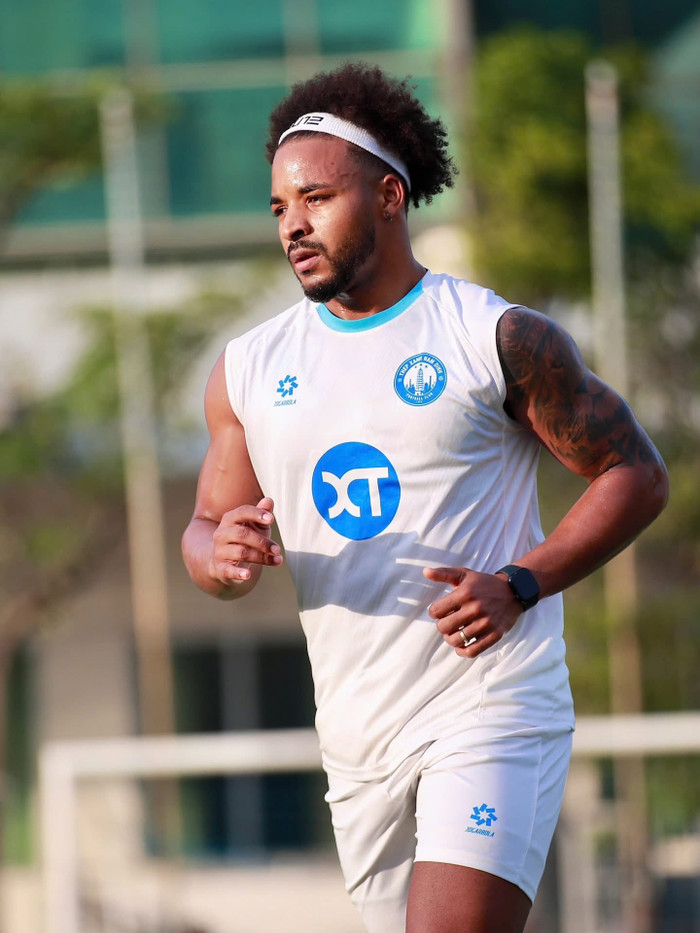 Có lẽ chưa bao giờ Nguyễn Xuân Son lại hướng về FIFA nhiều như lúc này, bởi phán quyết sắp tới sẽ ảnh hưởng trực tiếp đến khát vọng lớn nhất của anh. Ảnh: CLB Nam Định