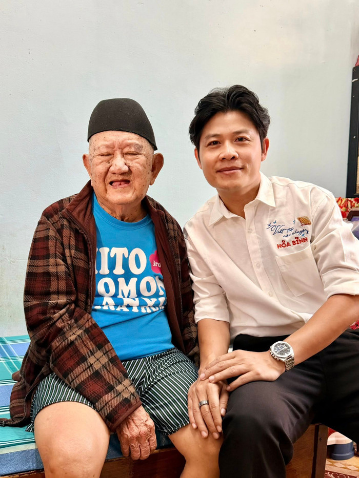 Nhạc sĩ Nguyễn Văn Chung thường diện món phụ kiện này trong các bức ảnh đời thường. Ảnh: FBNV