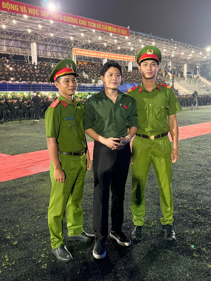 Cách tạo dáng và chiếc đồng hồ của nhạc sĩ Nguyễn Văn Chung là điểm nhấn trong bức ảnh. (Ảnh: FBNV)