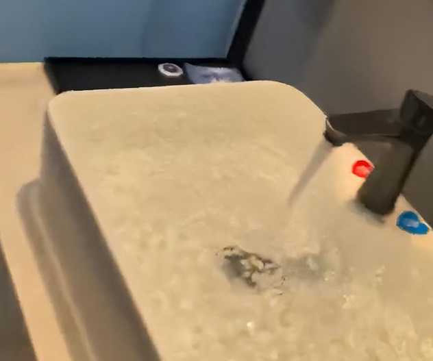 Bị khách sạn từ chối hoàn tiền, cô gây sốc với màn 'trả thù' không ai ngờ Ảnh 2