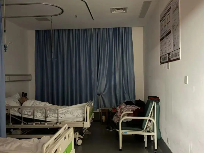 Hơn 300 ngày ngủ ghế tựa trong bệnh viện, cụ bà 80 tuổi nói một câu khiến ai cũng nghẹn lòng Ảnh 1